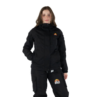 Frau trägt PAZ Schneeanzug mit sichtbarem Logo, Studioaufnahme