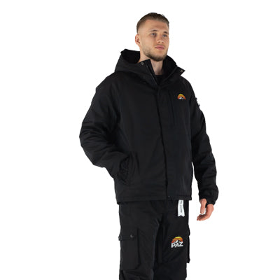 Mann in PAZ Schneeanzug mit lockerem Stand, hellblauer Studiohintergrund