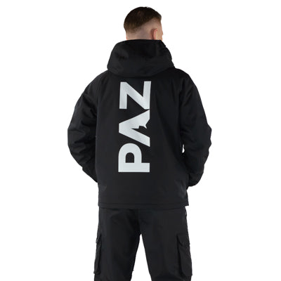 PAZ Logo auf dem Rücken des Schneeanzugs von hinten sichtbar