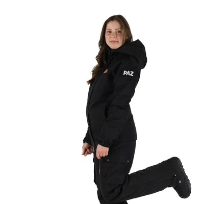 Frau in PAZ Schneeanzug in kniender Pose, seitliche Ansicht