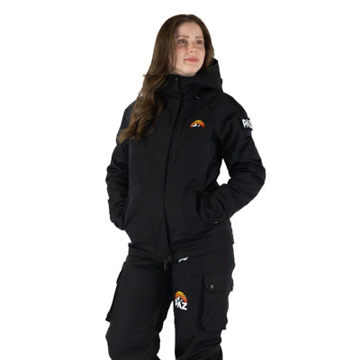 Frau trägt PAZ Schneeanzug, frontal mit Händen in Taschen