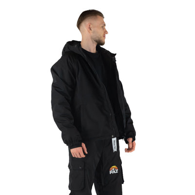 Seitliche Ansicht des PAZ Schneeanzugs an einem Mann im Studio