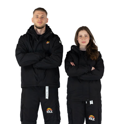 Mann und Frau präsentieren PAZ Schneeanzüge frontal mit verschränkten Armen