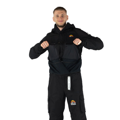 PAZ Schneeanzug mit hochgezogener Jacker zur Veranschaulichung PAZ NEXUS