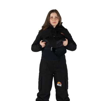 Frau demonstriert PAZ NEXUS des PAZ Schneeanzugs im Studio