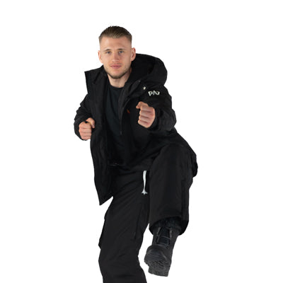 Mann im PAZ Schneeanzug in sportlicher Hocke