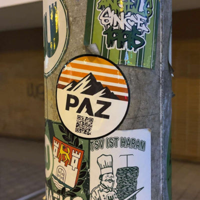 PAZ Markenaufkleber auf Laterne neben weiteren Stickern, Streetstyle
